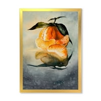 Designart 'egy hámozott friss narancssárga mandarin a zöld levelek alatt' hagyományos keretes művészet nyomtatás