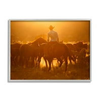 Stupell Industries Meleg napfényes cowboy lovaglás vidéki tanya fénykép, szürke keretes művészeti nyomtatott fali művészet, Design