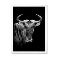 Designart 'A Wildebeest fekete -fehér portréja' parasztház keretes művészeti nyomtatás
