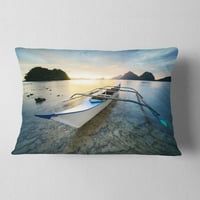 A Designart Boat dokkolt a gyönyörű naplementekor - Seashore Dobás Párna - 12x20