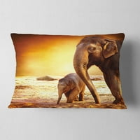 Designart Elefánt anya és baba szabadban - Afrikai dobás párna - 12x20