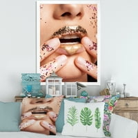 Designart 'nő arany ajkakkal és csillogással a kezén' Modern keretes művészeti nyomtatás